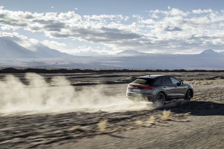  Audi Q8 55 TFSI Quattro S-Line 2018 года  (WW) (фото 3 из 36)